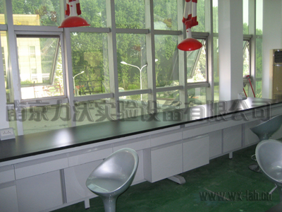 實(shí)驗(yàn)臺(tái)